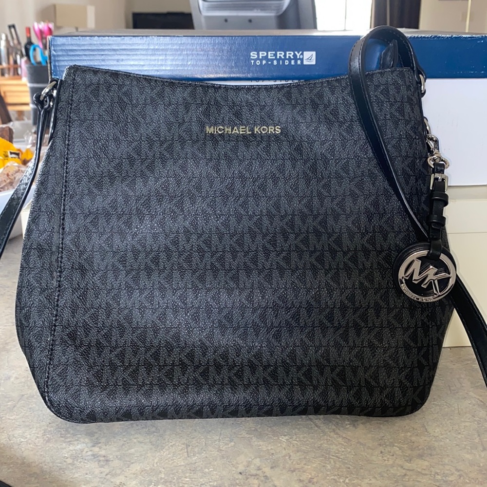 Classic clean pretty Michael Kors crossbody/shoulder bag!